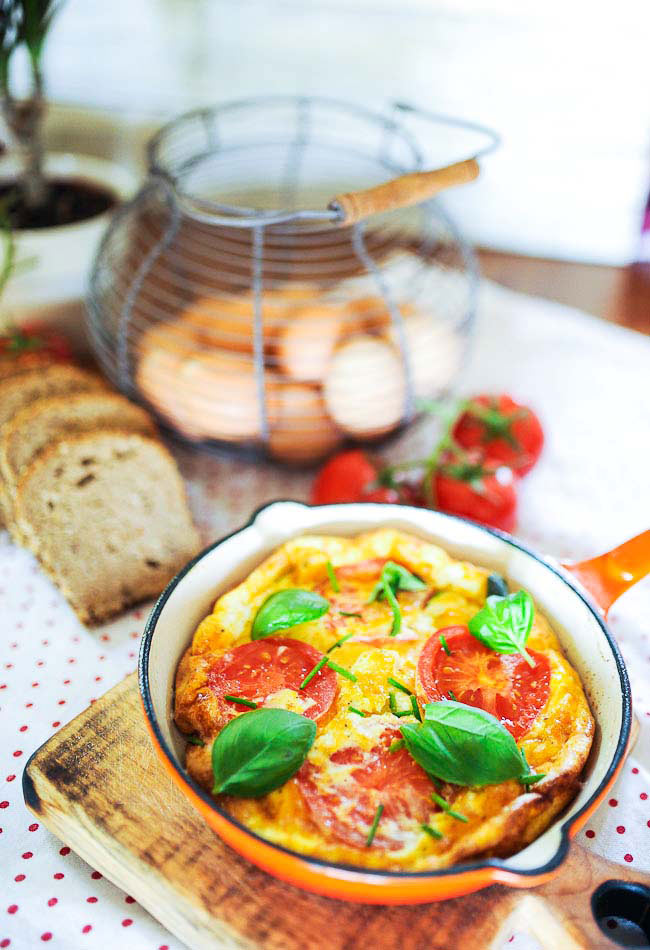 Omlet z pomidorami i fet