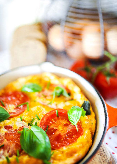Omlet z pomidorami i fet  - etap 1