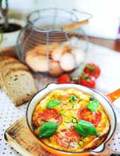 Omlet z pomidorami i fet