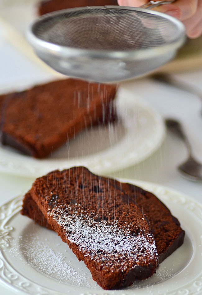 Babka mocno czekoladowa - z kawakami czekolady i polew czekoladow - etap 1