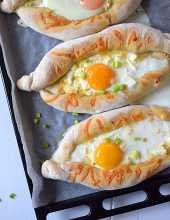 Chaczapuri adarskie - chlebowe deczki z serem i jajkiem