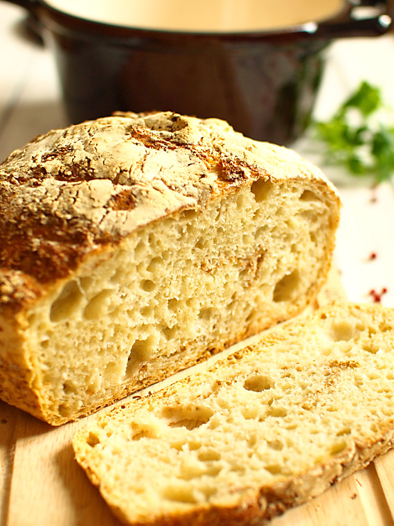 Chleb przenny pieczony w garnku eliwnym
