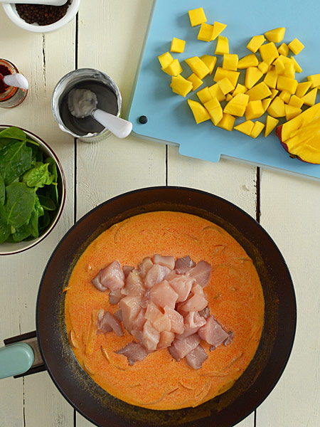 Czerwone curry z kurczakiem i mango oraz szpinakiem  - etap 6