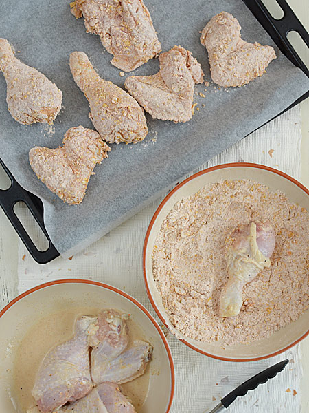 Kurczak w pikantnej panierce - pieczony, a nie smaony (wczeniej marynowany w malance) - etap 5