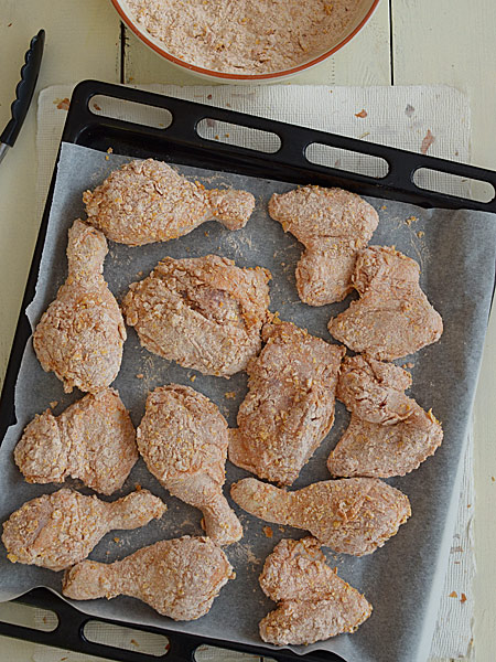 Kurczak w pikantnej panierce - pieczony, a nie smaony (wczeniej marynowany w malance) - etap 6