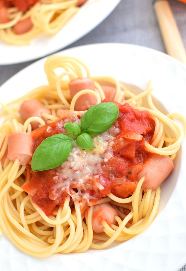 Spaghetti z parwkami w sosie pomidorowym - etap 1