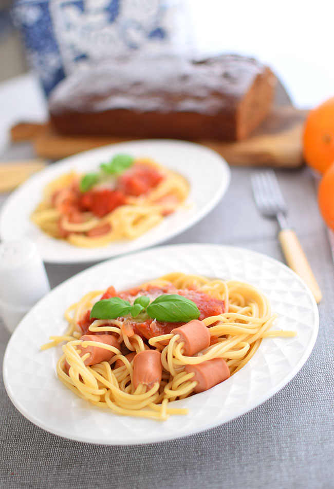 Spaghetti z parwkami w sosie pomidorowym - etap 1