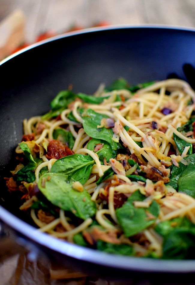 Makaron spaghetti z tuczykiem, szpinakiem i suszonymi pomidorami - etap 1