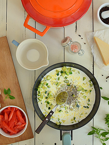 Makaron z lekkim sosem mietankowym z pesto oraz z cukini i pomidorami - w sam raz na lato - etap 3