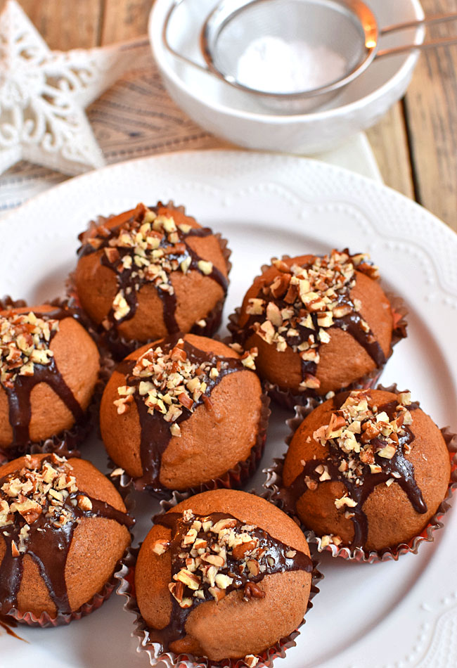 Muffinki piernikowe z orzechami woskimi i polew czekoladow