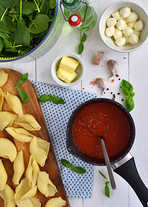 Muszle makaronowe zapiekane ze szpinakiem i mozzarell w sosie pomidorowym - etap 2