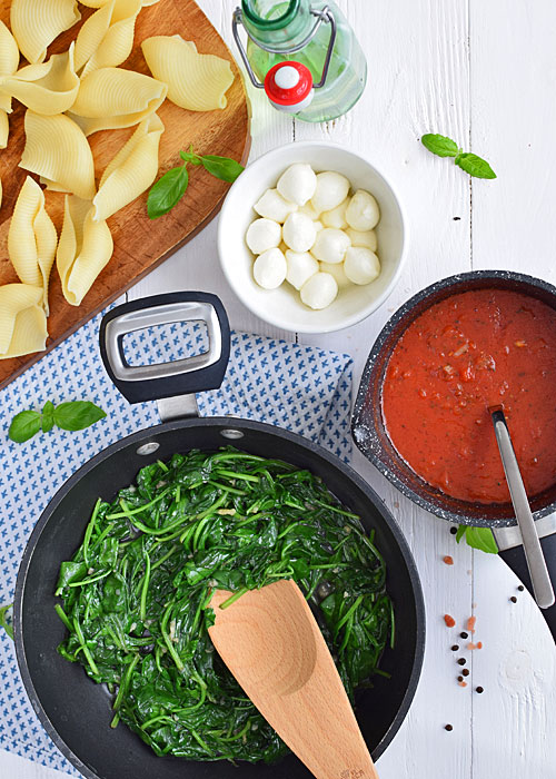Muszle makaronowe zapiekane ze szpinakiem i mozzarell w sosie pomidorowym - etap 3