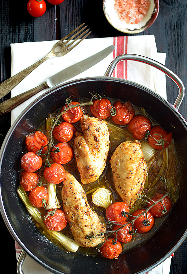 Byskawiczne piersi kurczaka zapiekane z dymk i pomidorkami