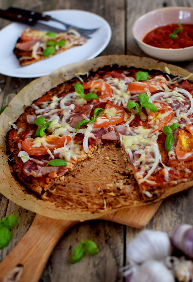 Pizza na kalafiorowym ciecie z szynk dugo dojrzewajc i serem