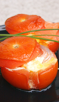 Nadziewane pomidory jajecznic z ososiem na gorco