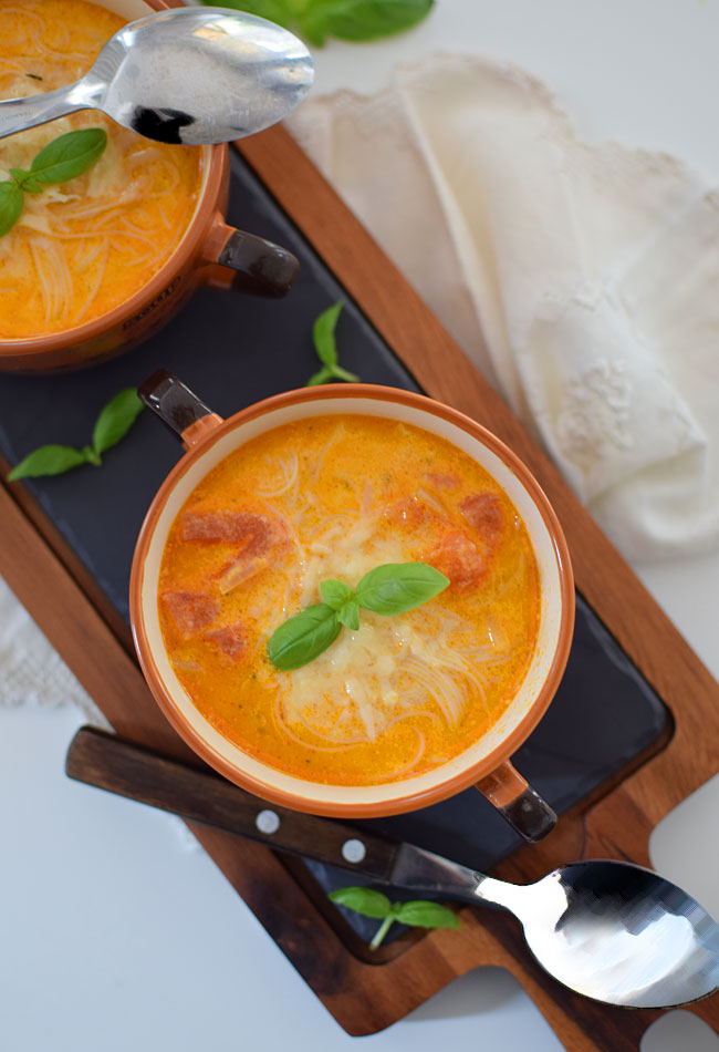 Zupa pomidorowa ze wieych pomidorw z mleczkiem kokosowym i makaronem ryowym - etap 1