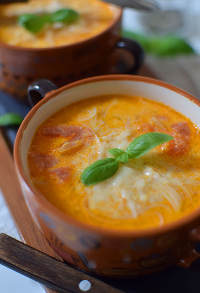 Zupa pomidorowa ze wieych pomidorw z mleczkiem kokosowym i makaronem ryowym - etap 1