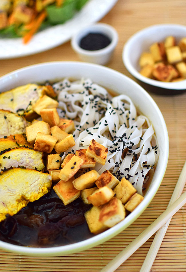 Ramen z pieczonym kurczakiem, tofu i czarnym sezamem