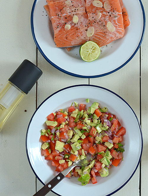 Ryba z blachy z warzywami z soczyst sals - jednoblachowe danie obiadowe, a do tego fit i zdrowe - etap 3