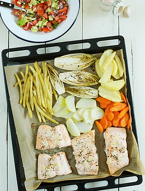 Ryba z blachy z warzywami z soczyst sals - jednoblachowe danie obiadowe, a do tego fit i zdrowe - etap 6