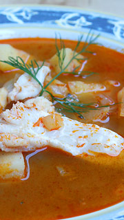 Zupa z przernych ryb o silnym aromacie papryki