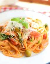 Spaghetti z ososiem wdzonym i oliwkami