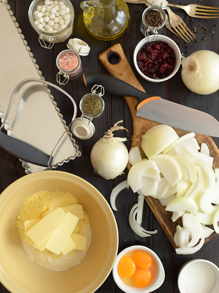 Jesienna tarta z karmelizowan cebul i urawinami - sposb przygotowania - etap 1
