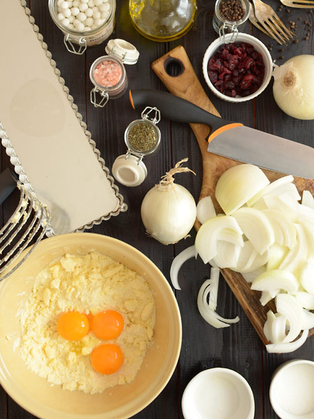 Jesienna tarta z karmelizowan cebul i urawinami - sposb przygotowania - etap 2