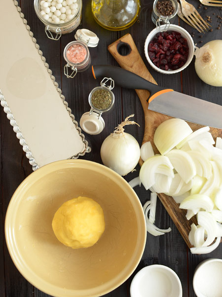 Jesienna tarta z karmelizowan cebul i urawinami - sposb przygotowania - etap 3