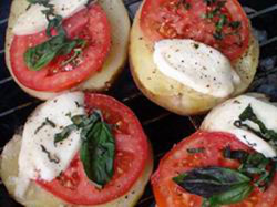 Ziemniaki zapiekane z pomidorami, mozarell i bazyli