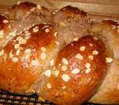 Chlebowy warkocz z platkami owsianymi i orzechami
