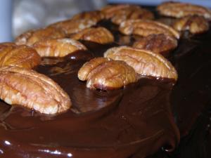 Ciasto czekoladowe z kremem czekoladowym i orzechami