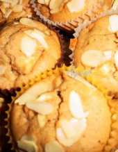 Muffiny jabkowo-cynamonowe z patkami migdaowymi