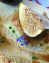 Wytrawna bruschetta ze swieymi figami i serem