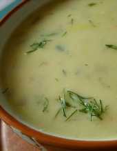 Zupa szparagowa z zielonym ogrkiem.
