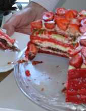 Kolorowy tort truskawkowy