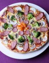 Pizza z kiebas i warzywami