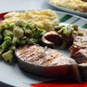Stek z ososia z sals z awokado i pure serowo-ziemniaczanym