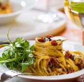 Spaghetti z suszonymi pomidorami, gorgonzol i rucol