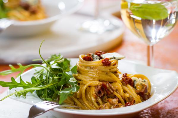 Spaghetti z suszonymi pomidorami, gorgonzol i rukol