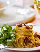 Spaghetti z suszonymi pomidorami, gorgonzol i rukol