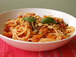 Dietetyczne spaghetti pomidorowo – marchewkowe
