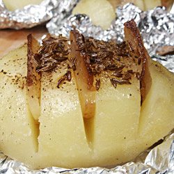 Pieczone ziemniaki w folii z boczkiem lub sonin i mnstwem kminku