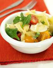 Makaronowa saatka z pomidorami i zielonymi listkami