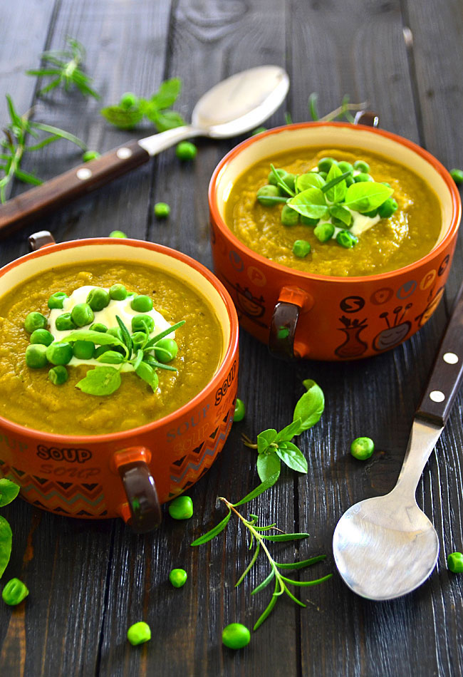 Kremowa zupa z zielonego groszku i modej marchewki
 - etap 1