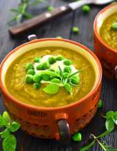 Kremowa zupa z zielonego groszku i modych marchewek