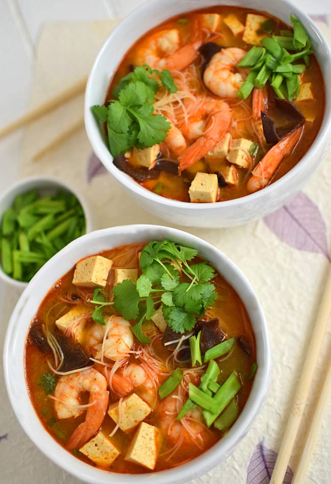 Orientalna zupa z krewetkami i makaronem ryowym