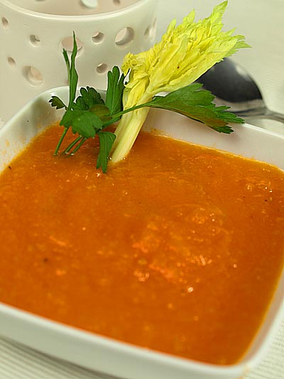 Lekka zupa z pieczonych pomidorw z selerem naciowym