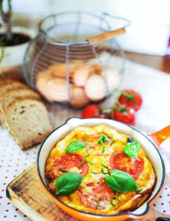 Omlet z pomidorami i fetą