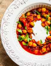 Curry z ciecierzycy w pomidorach
